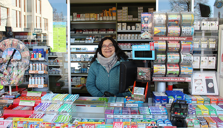 «Ich bin genau da, wo ich sein soll, so fühlt es sich an.» Kioskverkäuferin Christin Mieke nimmt sich gerne Zeit für ihre Kundschaft. (Bild: chi)