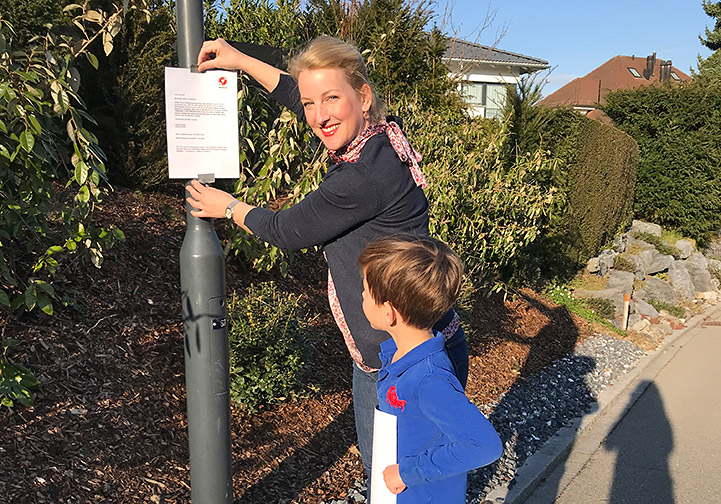 Denise Eberles Sohn Arthur half mit, die Flyer aufzuhängen. (Bild: zvg)