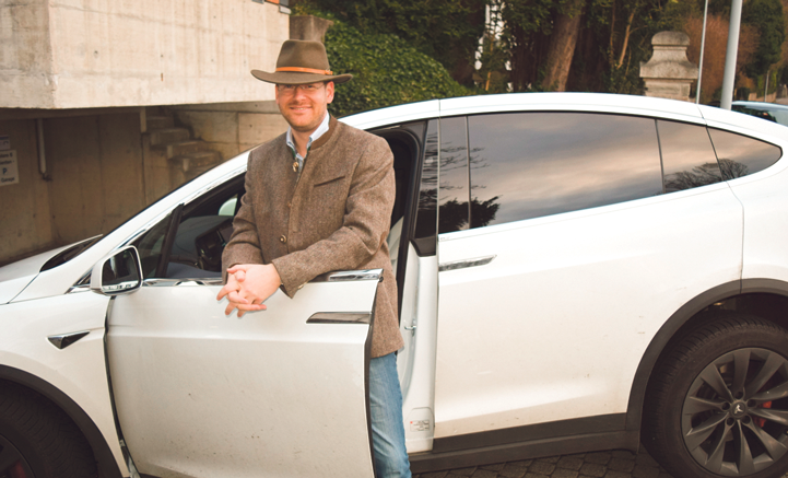 Der begeisterte Autofahrer Tim Raeder geniesst die neu gewonnene, geräuschlose Lebensqualität in seinem Tesla (Bild: zvg)