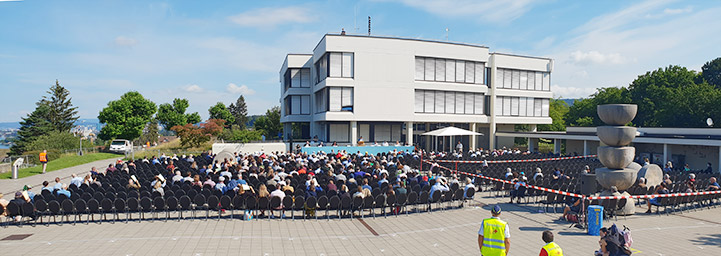 296 Stimmberechtige hatten sich auf dem Zolliker Buechholzplatz für die Landsgemeinde eingefunden. (Bild: cef)