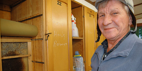 Auch im Winter schaut Hans Züger regelmässig nach seinen fleissigen Bienen. (Bild: bms)