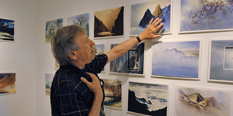 Gerne erklärt der Zumiker Peter Schneider seine besondere Technik, um Tiefe in die Bilder zu bekommen. (Bild: bms)