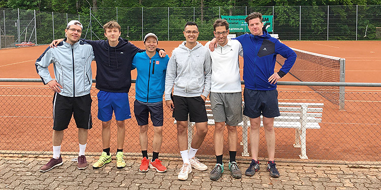 Sechs Spieler des 3.-Liga-Aufstiegsteams, von links: Simon Binder, John Boyens, Atsushi Sueoka, Christopher Grübl, Marc Glaser, Marco Ritter. (Bild: zvg)