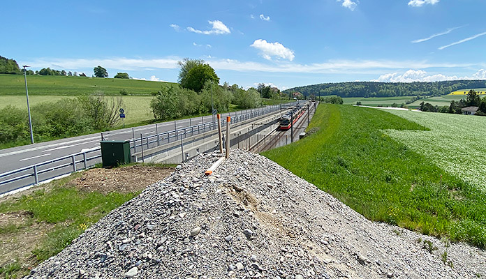Südlich der Haltestelle Neue Forch wird ab Ende Mai der Installa­tionsplatz für die Bauarbeiten zur Sanierung des Tunnels Zumikon eingerichtet. (Bild: zvg)