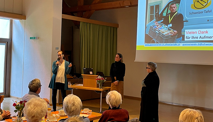 Sandra Keller (l.) und Nina Lindberg stellten den interessierten Senioren und Seniorinnen die Arbeit der «Schweizer Tafel» vor. (Bild: bms)