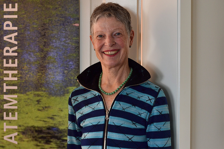 Seit sieben Jahren arbeitet Mona Stebler mit dem «Erfahrbaren Atem». Seit einem Jahr bietet sie ihre Atemtherapie in Zollikon an. (Bild: asl)
