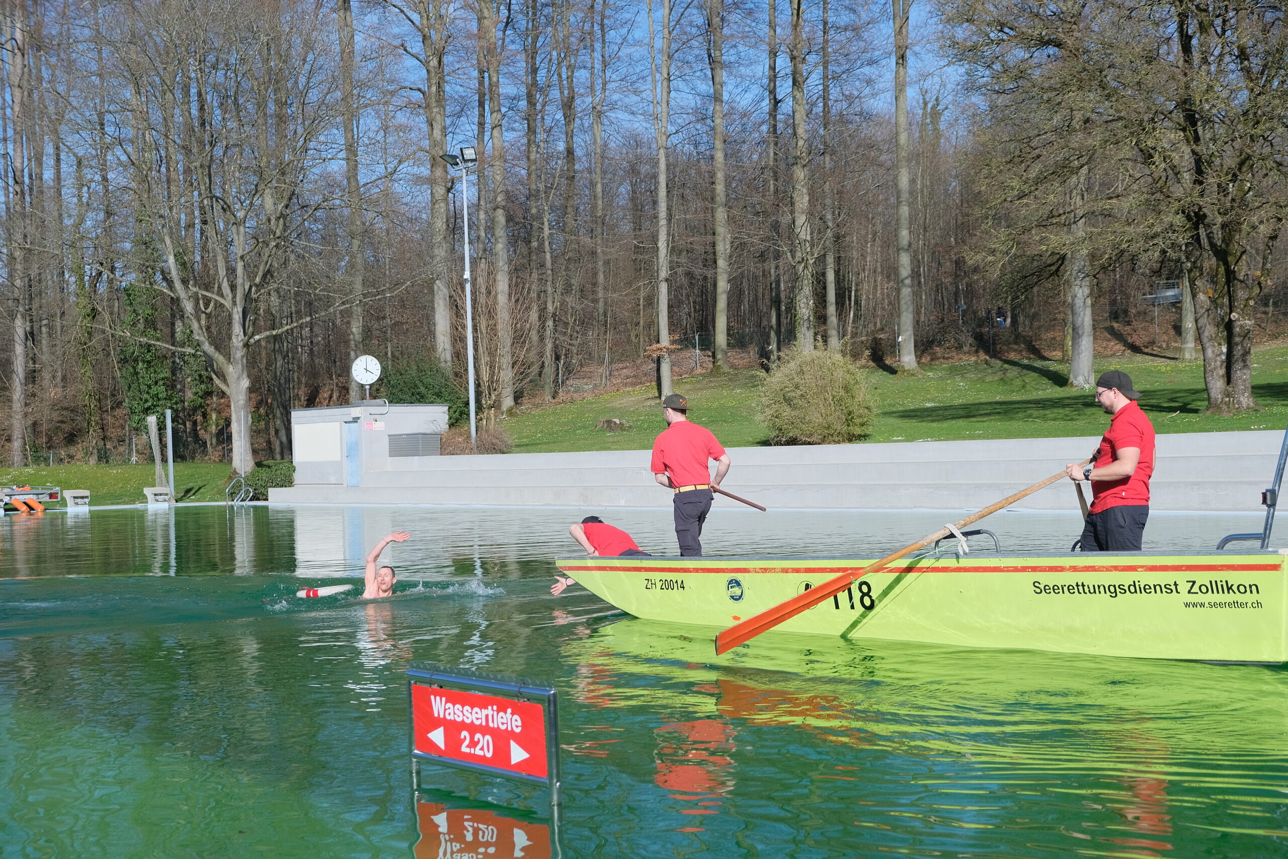 Vergangene Woche trainierten die Seeretter das erste Mal im Fohrbach für den Ernstfall. Morgen geht es erneut mit dem Boot ins Becken. (Bild: fm)