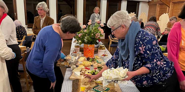 Kulinarisch endete die General­versammlung des Frauenvereins Zumikon, der im vergangenen Jahr auf 202 Mitglieder angewachsen ist. (Bild: bms)