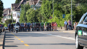 Im Juni 2013 flitzte die Tour de Suisse über die Seestrasse in Zollikon. Der Spuk dauerte Minuten. Bei der Rad-WM 2024 wird er nicht nur Stunden, sondern Tage dauern. (Bild: Archiv)
