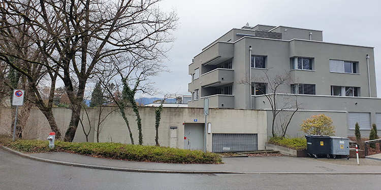 In das alte Swisscom-Gebäude, Anbau des Polizeigebäude Bergstrasse, ziehen nun die Werkräume der Schule. Dadurch entstehen zwei neue Klassenzimmer an der Buchholzstrasse 15. (Bild: cef)