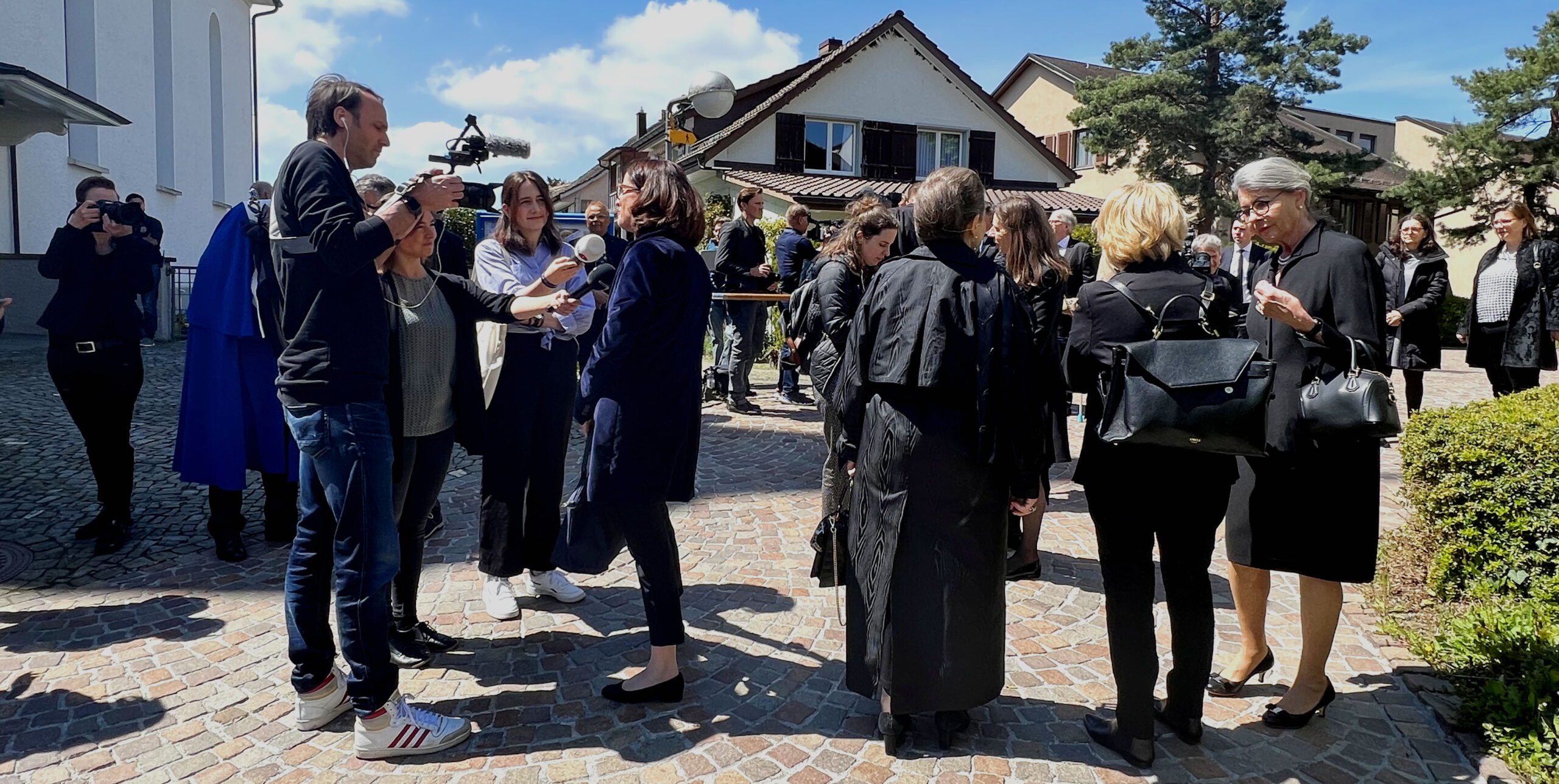 Ein Aufmarsch der Medienleute aus der ganzen Schweiz vor der Kirche in Zumikon. Besonders gefragt sind persönliche Aussagen von Politikerinnen über die erste Bundesrätin der Schweiz. (Bild: fs)
