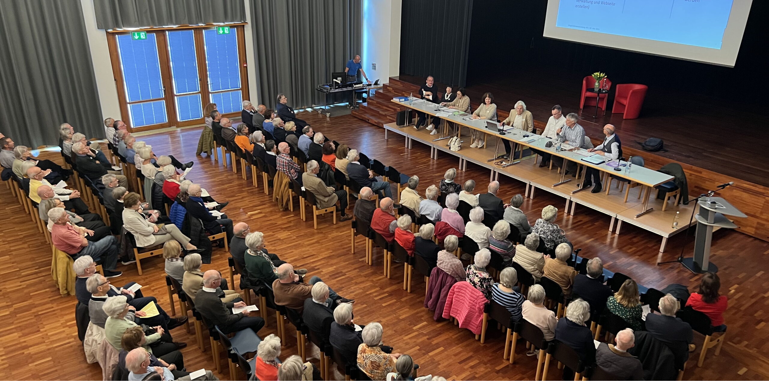 100 Personen sassen am 3. Mai im Zolliker Gemeindesaal für die Mitgliederversammlung des Vereins «Senioren für Senioren» Zollikon/Zollikerberg. (Bild: fs)