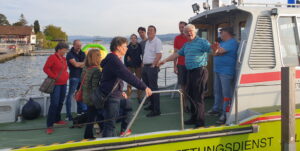 In drei Gruppen üben Mitglieder und Gäste des Gewerbevereins auf dem Rettungsboot Nautilus die Kunst des Navigierens. (Bilder: cef)