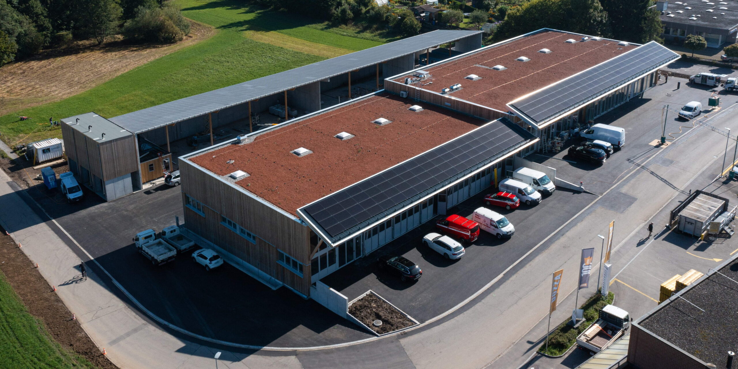 Die grosse Dachfläche des Feuerwehr- und Werkhofgebäudes Schwäntemos eignet sich für eine weitere Photovoltaikanlage. Diese wird nun vermietet. (Bild: zvg)