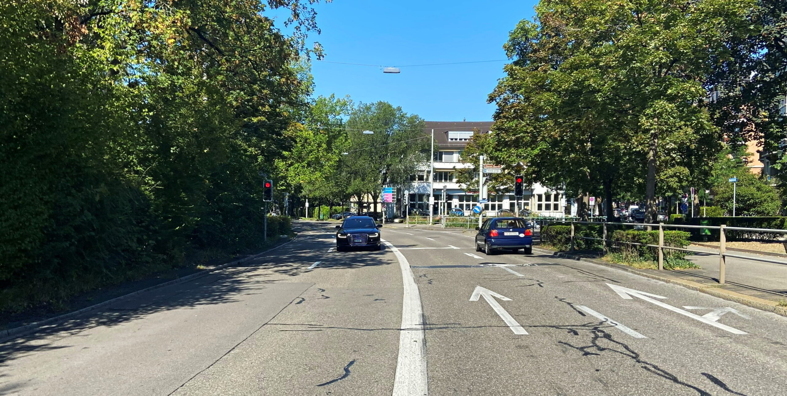Kein grünes Licht für den Stadtrat, die Bellerivestrasse behält ihre vier Spuren. (Archivbild: zzb)