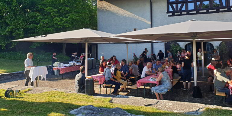 Am Naturnetz Pfannenstil beteiligen sich zwölf Gemeinden am Zürichsee, Zollikon und Zumikon gehören dazu. Vertreterinnen und Vertreter aller Gemeinden und Gäste trafen sich in der Vogtei Herrliberg zur 25-Jahr-Feier. (Bild: cef)