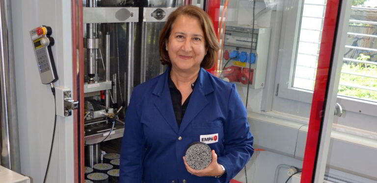 Mit Druckaufbau, verschiedenen Temperaturen und Vibrationsfrequenzen testet Lily Poulikakos die Langzeitbelastung von Asphaltmischungen. (Bild: jjm)