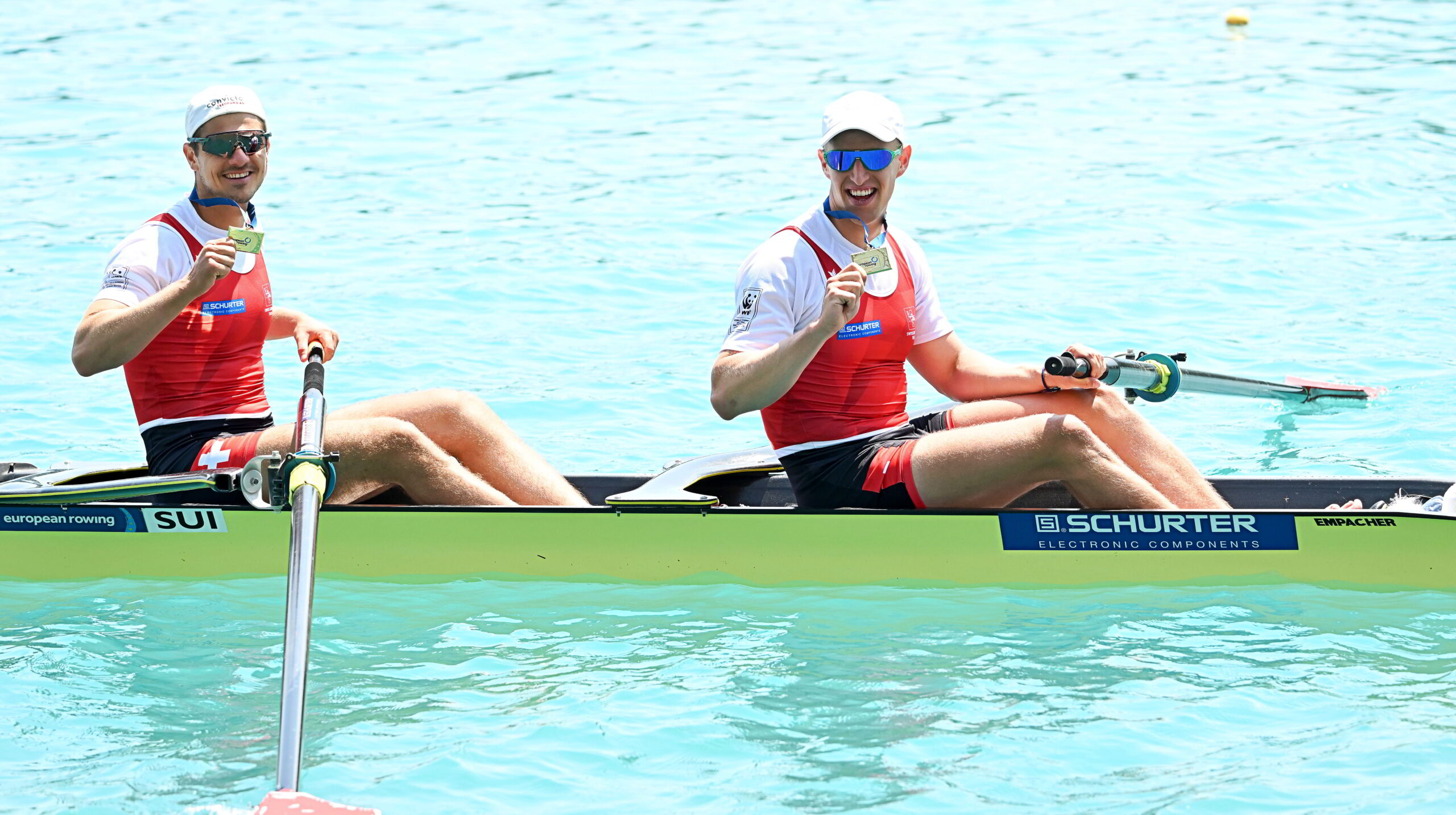 Goldmedaillist Andrin Gulich (rechts) verbringt täglich fast sechs Stunden auf dem Wasser. (Bilder: zvg)