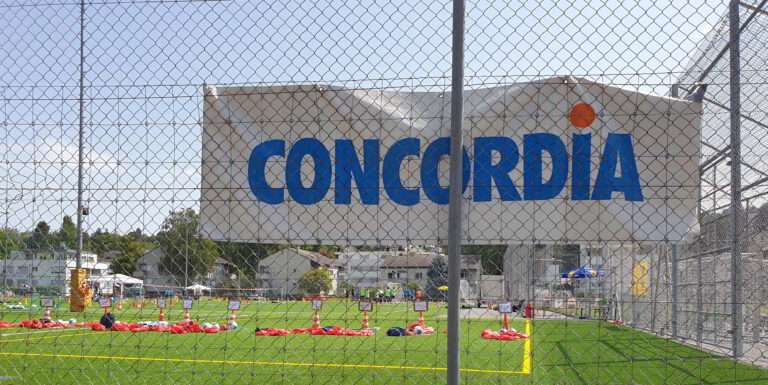 Die Concordia ist in die Schlagzeilen geraten, in Zollikon sponsert sie Fussball für Kinder. (Bild: cef)