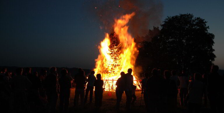 Zur 1. August-Feier gehört ein Feuer. Bleibt zu hoffen, dass es nicht wegen Waldbrandgefahr verboten wird. (Bild: Archiv)