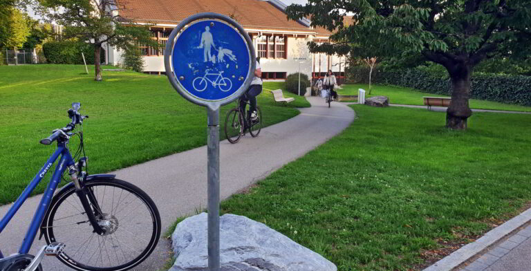 Das ramponierte Verkehrsschild Rad-und Fussweg beweist, wie wichtig das Velo im Zolliker Alltag ist – auch ohne Wettkampf. (Bild: cef)