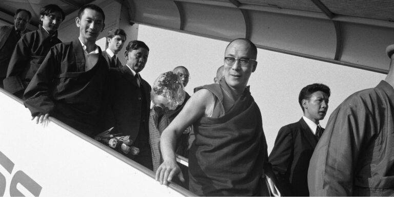 Der Dalai Lama nach seiner Landung in Kloten. (Bild: ETH-Archiv)