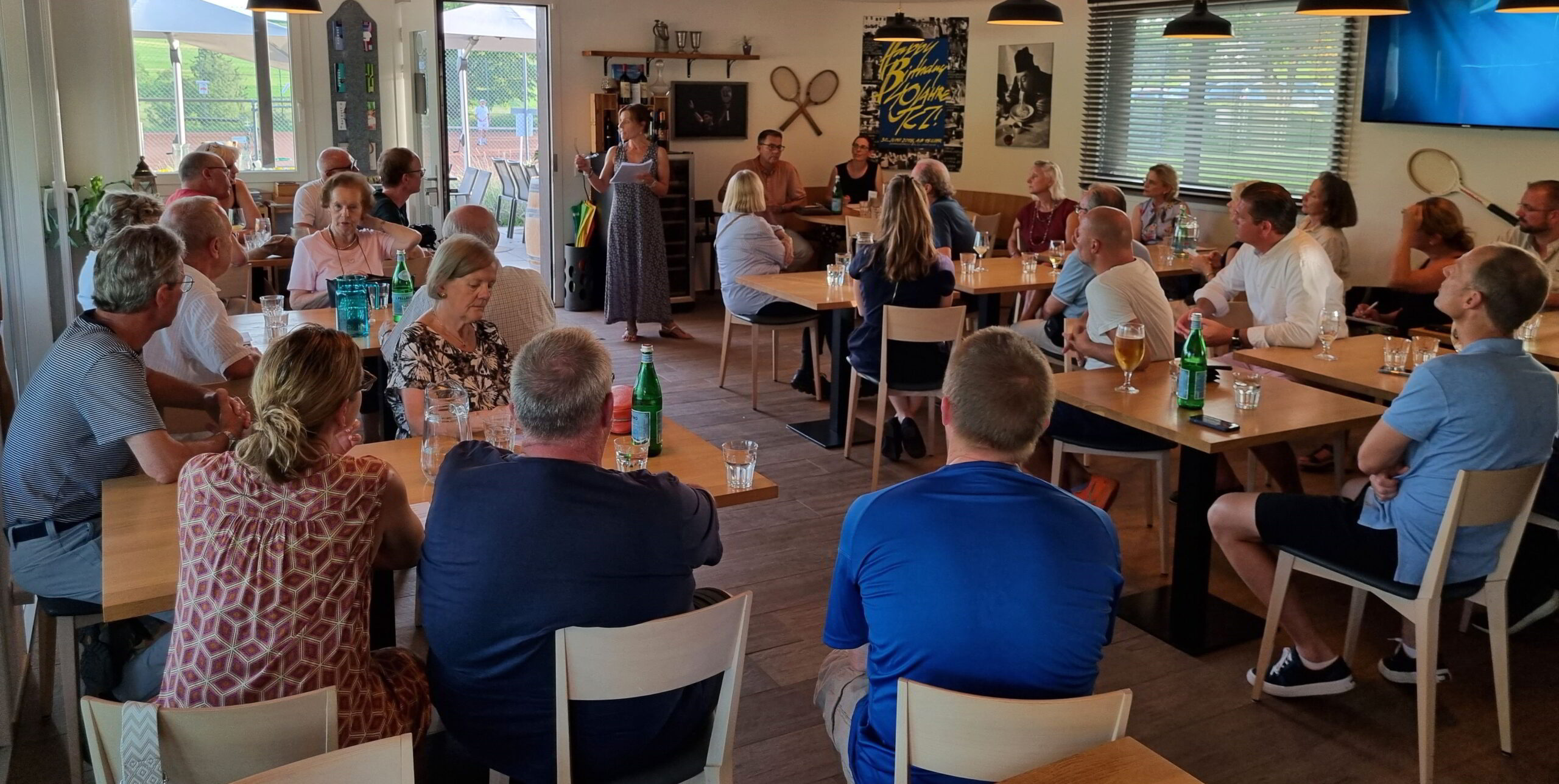 Doris Staubli, Co-Präsidentin des Gemeindevereins Zumikon, moderierte die diesjährige Vereins- und Behördenkonferenz im Tennisclub Zumikon. (Bild: jjm)