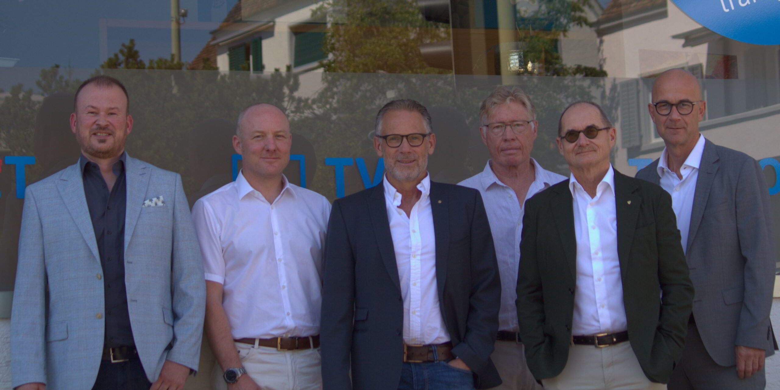 Marcel Forrer, Sven Guyer (Swisscom), Daniel Weber, Werner Fröhli, Peter Neuenschwander und Markus Reber (Swisscom) (v.l.) zeigten sich nach der Vertragsunterzeichnung zufrieden. (Bild: lfi)