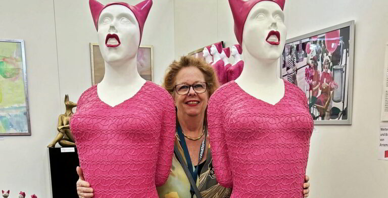 Annemarie Weibel zwischen zwei Skulpturen mit «Pussyhats», ein Statement. (Bild: bms)