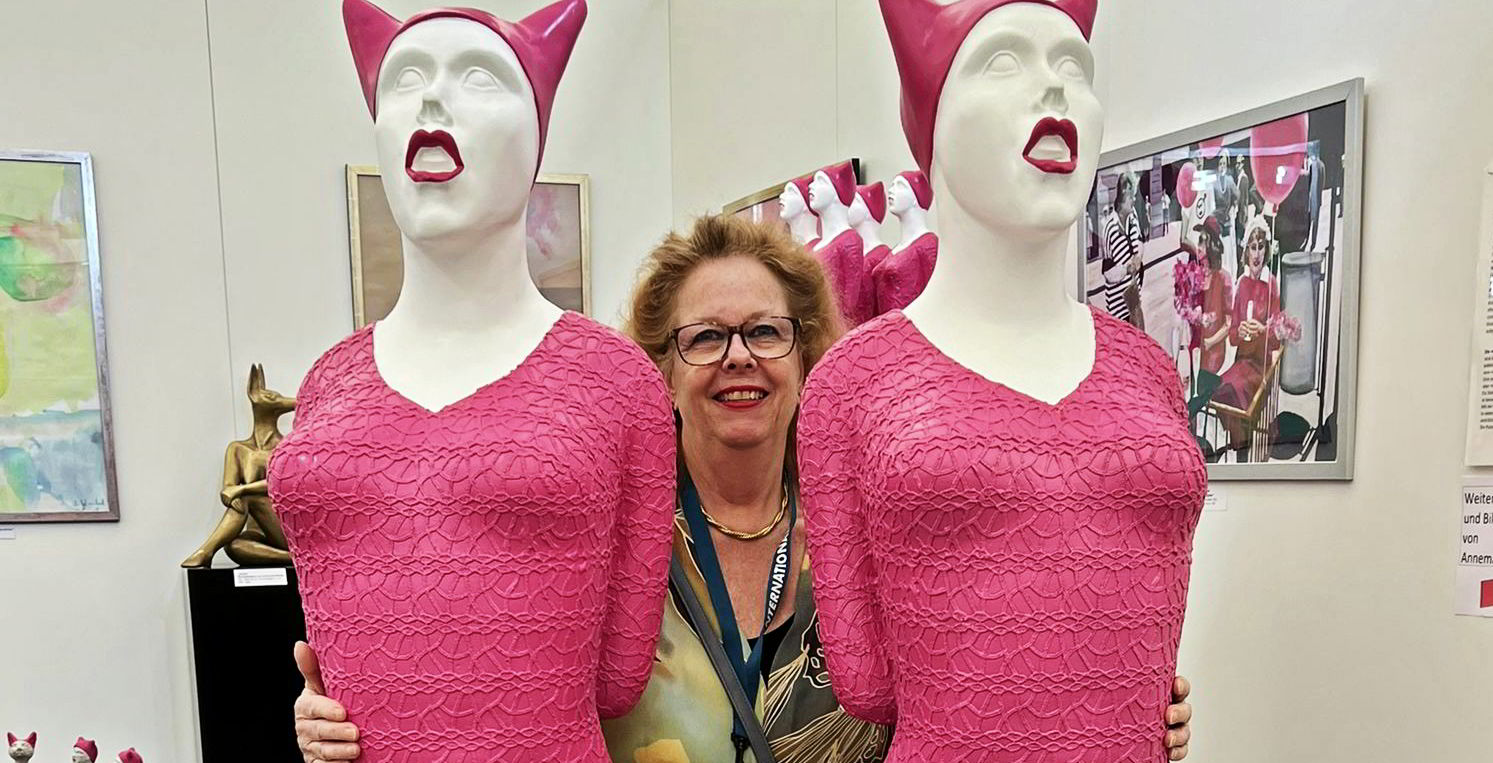 Annemarie Weibel zwischen zwei Skulpturen mit «Pussyhats», ein Statement. (Bild: bms)