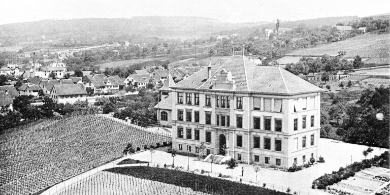 Das im Jahr 1900 erbaute Sekundarschulhaus war 70 Jahre lang Stätte für viele Begegnungen. (Bild: zvg)