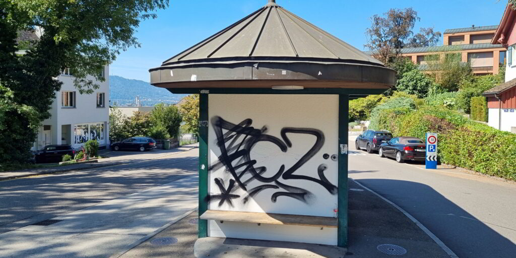 Schmierereien wie an der Bushaltestelle Dufourplatz zeugen nicht 
nur von mangelndem Kunsttalent, sondern auch von fehlendem ­Gemeinschaftssinn – jede Entfernung kostet Steuergelder. (Bild: jjm)