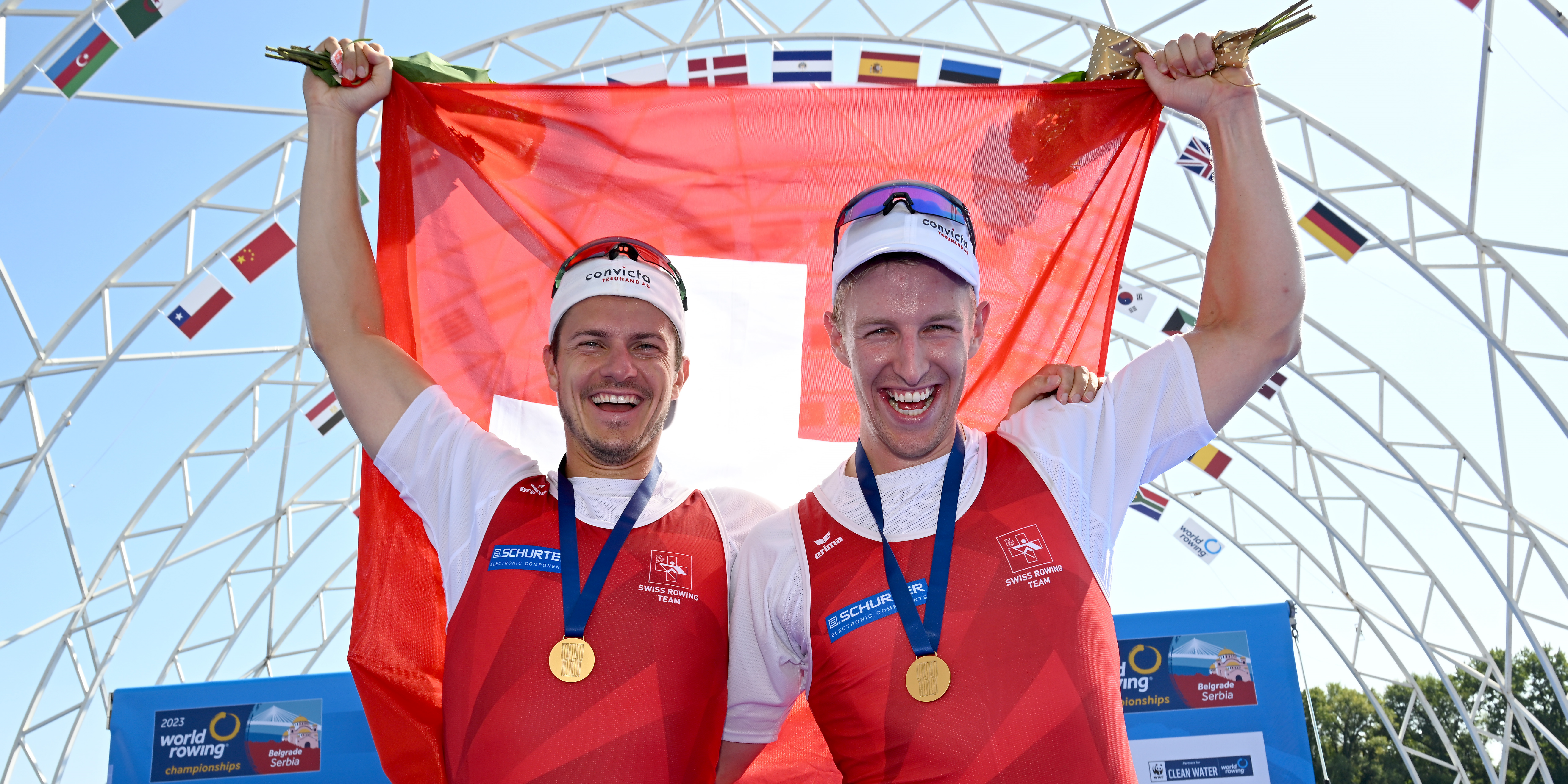 Die Goldmedaillisten Roman Röösli (l.) und Andrin Gulich bei ihrer Siegerehrung in Belgrad. (Bild: Swiss Rowing, Detlev Seyb)