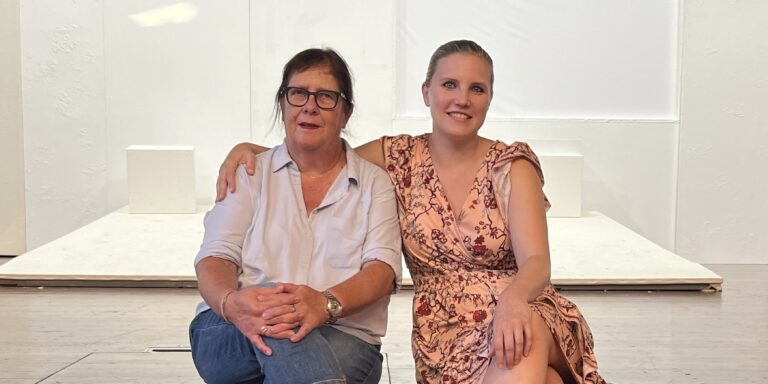 Karin Benz (l.) und Carole Winkler führen gemeinsam die Theatergruppe Zollikon. Dieses Jahr haben sie das Musical «Planet OZZ» einstudiert. (Bild: fms)