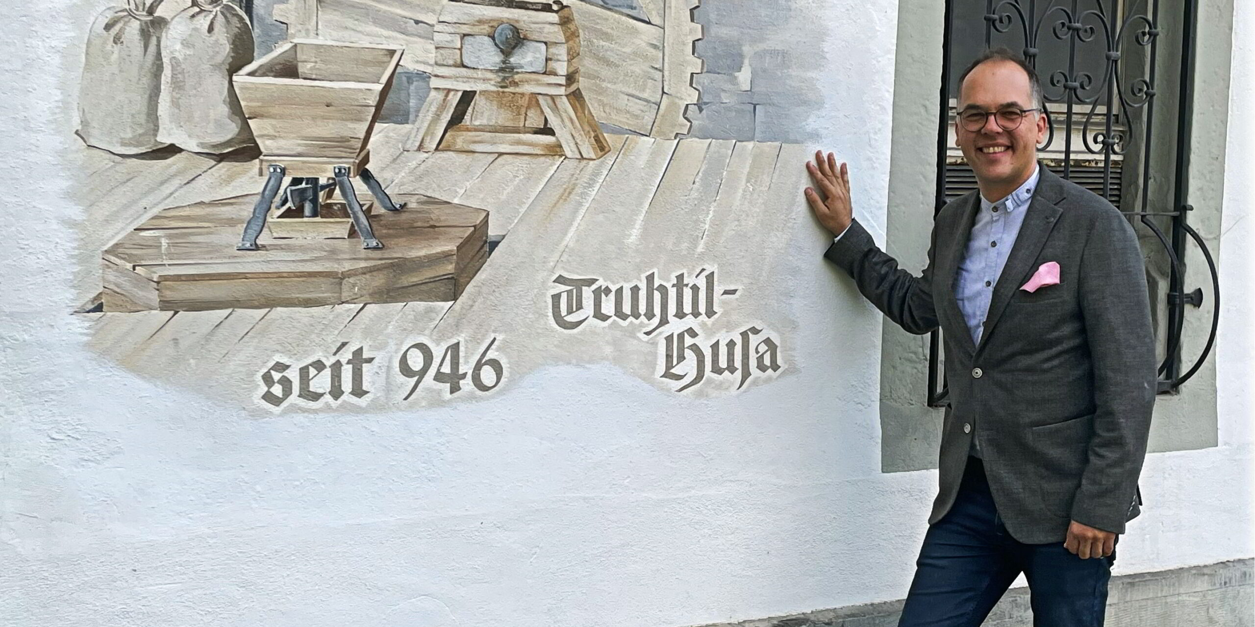 Innovation trifft auf Tradition: Christian Krahnstöver vor dem Truhtil-Husa-Gemälde. (Bild: bms)