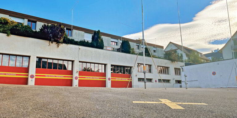 Hat vorübergehend gute Dienste geleistet: das ehemalige Feuerwehr­gebäude am Mettelacher. (Bild: bms)