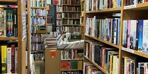 Ein Paradies für Bücherwürmer im Zollikerberg – es wird sehr viel ­gelesen. Die Abteilung Bücher platzt aus allen Nähten. (Bild: fms)