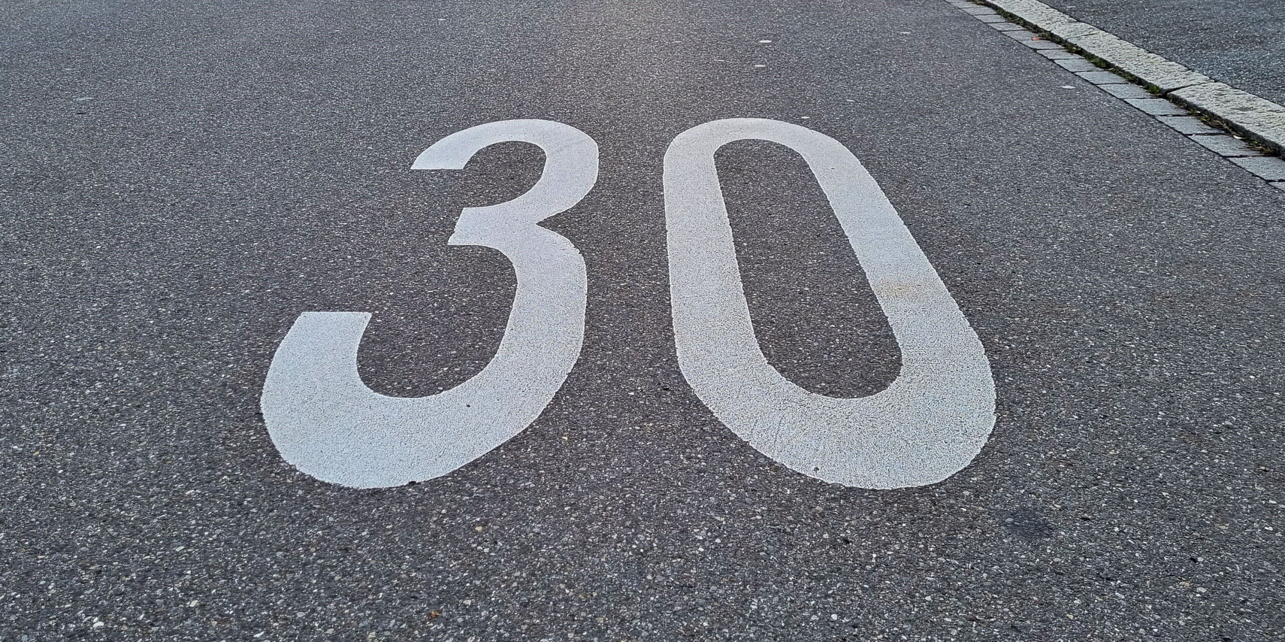 Die Zahl, die vor der eigenen Haustür gern gesehen wird, auf allen anderen Strassen jedoch Widerwillen erregt. (Bild: jjm)