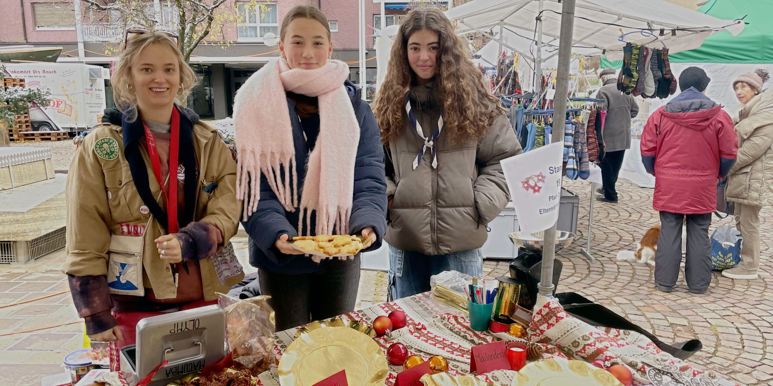 Die Pfadfinderinnen von Chelle-Heureka hatten fleissig gebacken und boten den ganzen Tag Weihnachtsguetsli an. (Bild: bms)