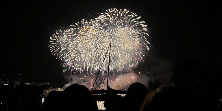 Spektakel am Züri Fäscht 2023. Das Feuerwerk stand dieses Jahr bereits auf der Kippe – nun ist das ganze Fest ins Wasser gefallen. (Bild: lfi)