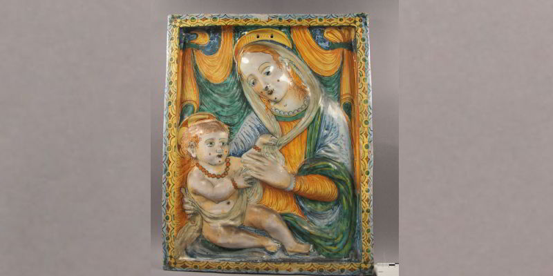 Ein Majolika-Relief zeigt Madonna mit Kind. Vermutlich stammt es aus Italien, 18. Jahrhundert, der Künstler ist unbekannt. (Bild: zvg)