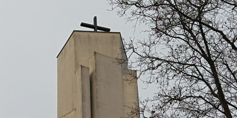 Der Turm der katholischen Kirche St. Michael im Zollikerberg wurde vor 60 Jahren gebaut. (Bild: cef)