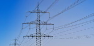 Hohe Masten, hohe Preise – im 2024 steigt der Strompreis in Zollikon um 32, in Zumikon um 49 Prozent. (Bild: Pixabay)