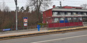Während der Sanierung der Station Waldburg wird das Gleis auf der Strassenseite ausser Betrieb genommen. (Bild: cef)
