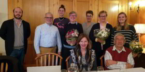 Der neue gewählte Vorstand um die beiden Co-Präsidentinnen Monika Kistler (3. v. l.) und Bettina Meister (5. v. l.) freut sich bereits jetzt auf die diesjährige Zolliker Chilbi im August. (Bild: cef)