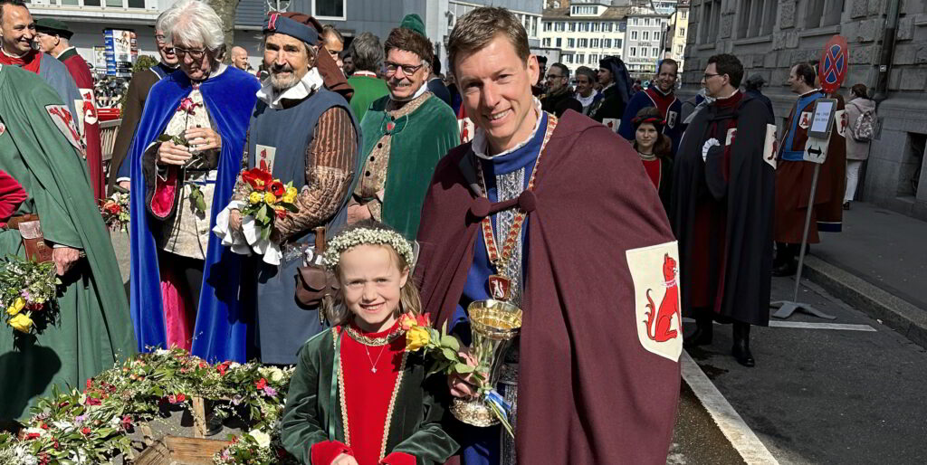 Constaffelherr Christoph Nater mit seiner Tochter Anne-Sophie am ­Sechseläuten 2023. (Bild: zvg)
