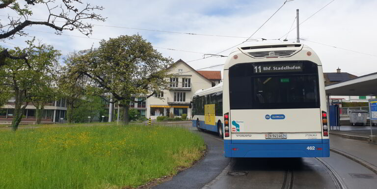 Tramnummer 11 kann auch mal ein Bus sein – ab 2026 werden jedoch zwei neue Tramlinien bis Rehalp, Grenze Zollikon, fahren. (Bild: cef)