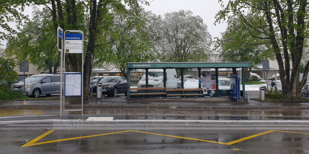 Ab 2025 fährt der 910er-Bus ab dem Bahnhof Zollikon zum Gemeindehaus. (Bild: cef)
