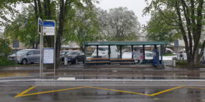 Ab 2025 fährt der 910er-Bus ab dem Bahnhof Zollikon zum Gemeindehaus. (Bild: cef)