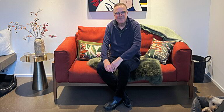 Conrad Egloff mit dem Pop-Art-Bild «Maybe» von Roy Lichtenstein. Es ist zwar nicht das Original, aber es passt bestens zum Sofa. (Bild: fms)
